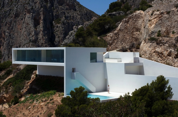 Дом на скале над Средиземным морем