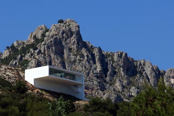 Дом на скале над Средиземным морем